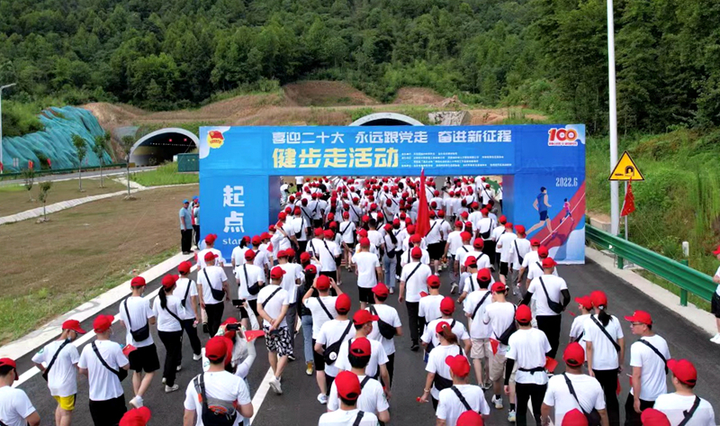 池州市團(tuán)委“喜迎二十大、奮進(jìn)新征程、永遠(yuǎn)跟黨走”健步走活動(dòng)在公司G318項(xiàng)目舉行6